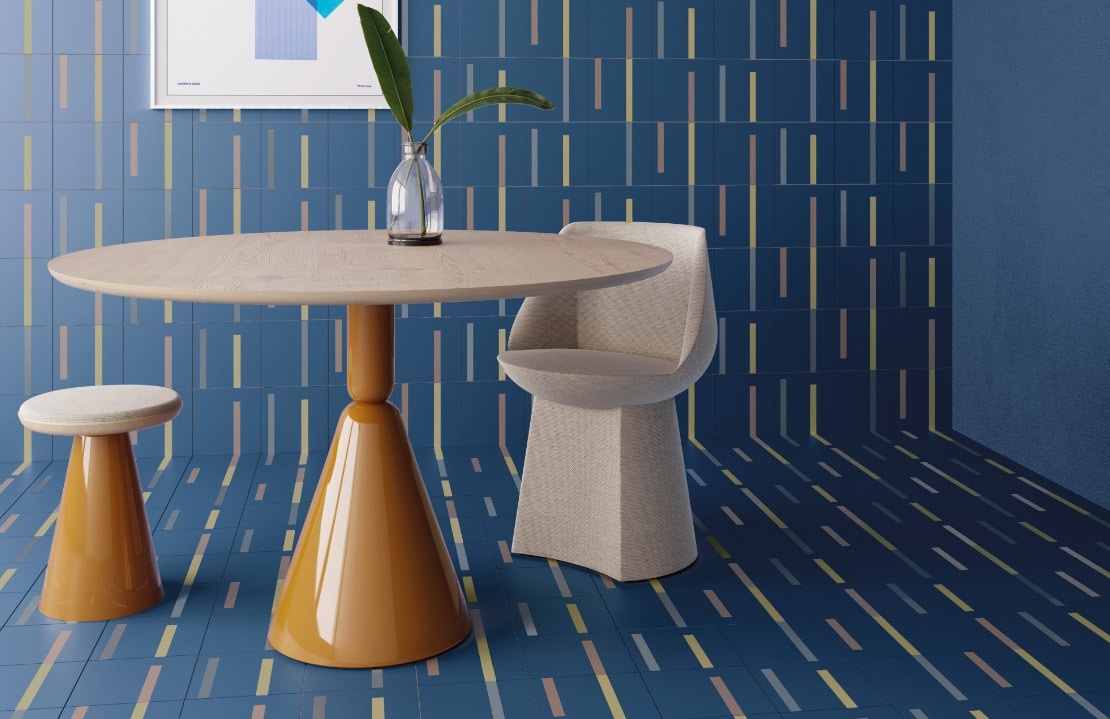 Une table ronde avec chaises et une plante