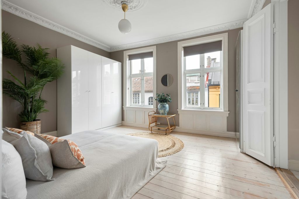 Fenêtres en bois dans une chambre