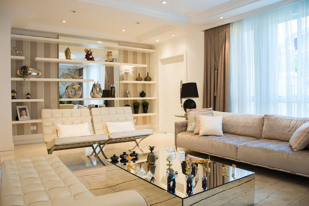 Salon blanc avec canapé, fauteuils, table basse